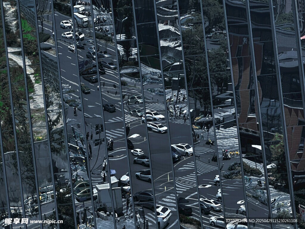 城市高楼间的车辆景象