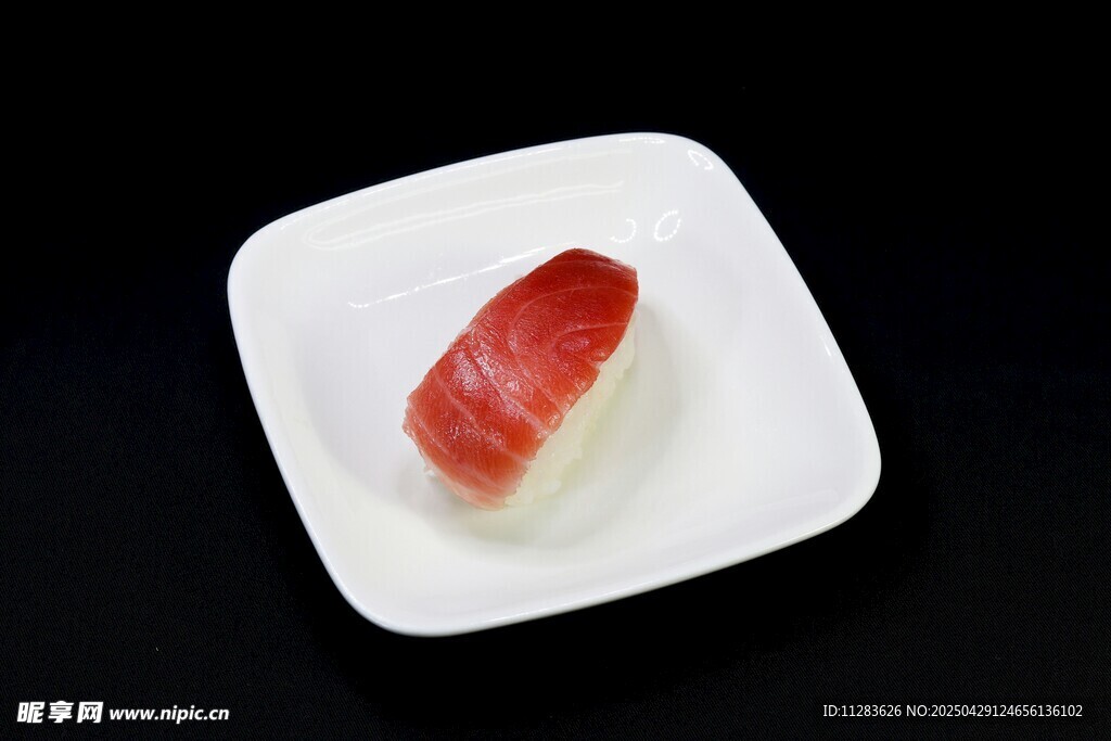 方形碟中的美味三文鱼寿司