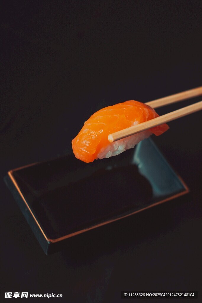 筷子夹起的美味寿司