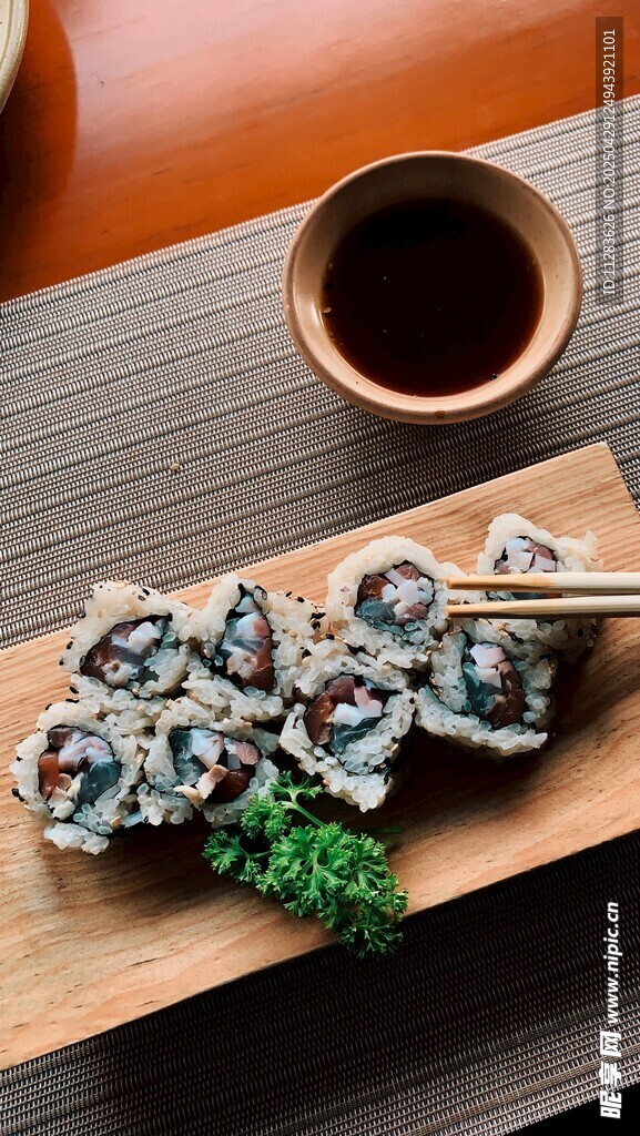 美味寿司配茶饮