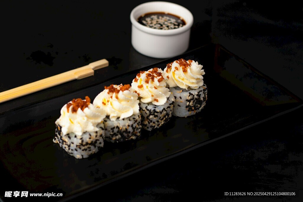 美味寿司配蘸料与筷子