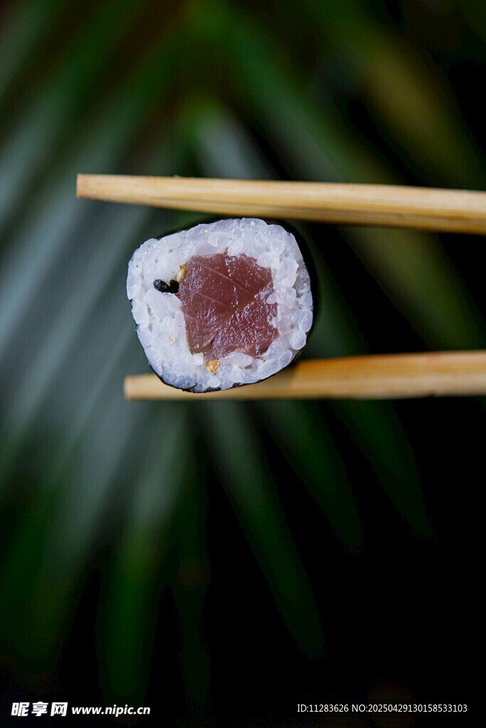 筷子夹着美味寿司