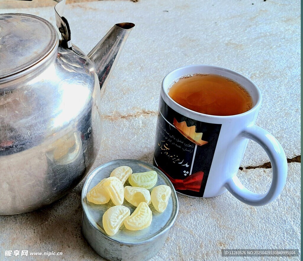 茶壶茶杯与点心的惬意时光