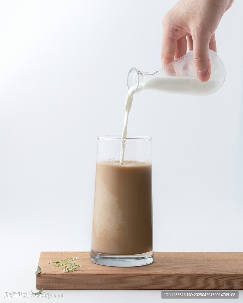 手斟奶茶入杯瞬间