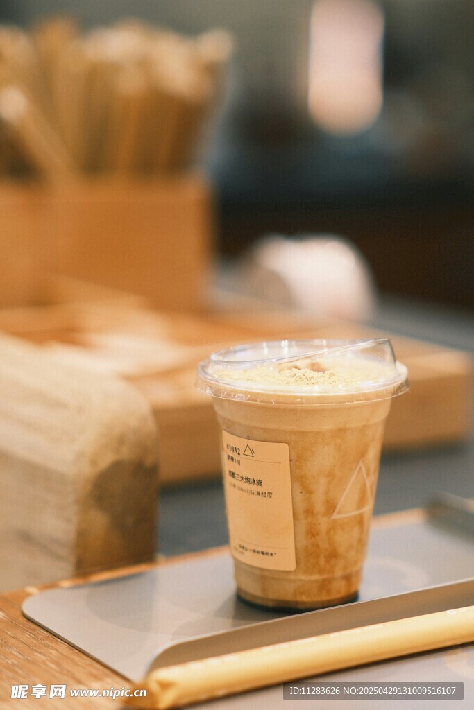 一杯美味拿铁置于桌案