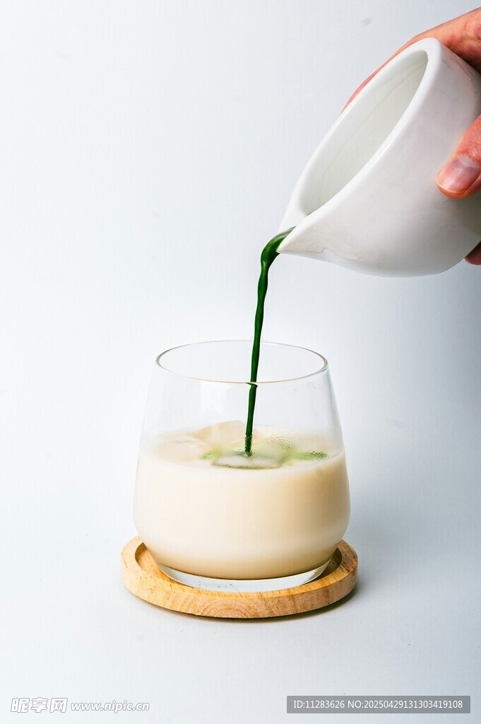 倒入抹茶奶昔的瞬间