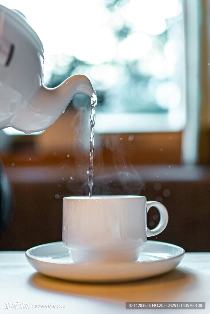 茶壶倒水入白色咖啡杯