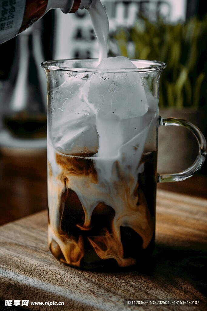 冰咖啡倒入玻璃杯瞬间