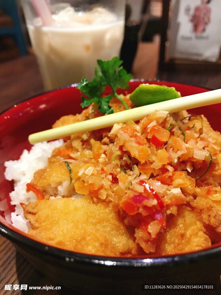 美味盖浇饭搭配清新绿植