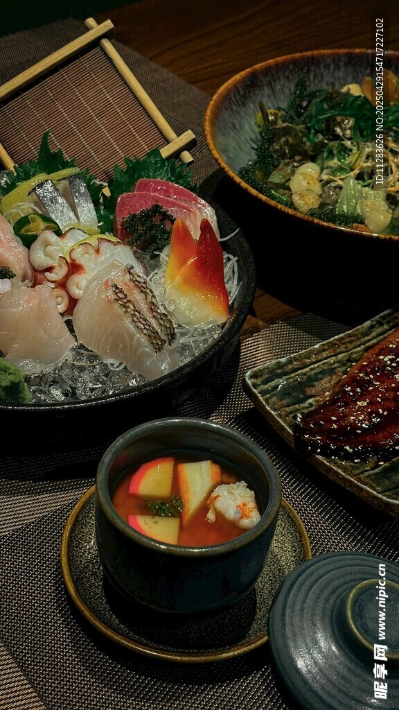 丰盛日式料理拼盘