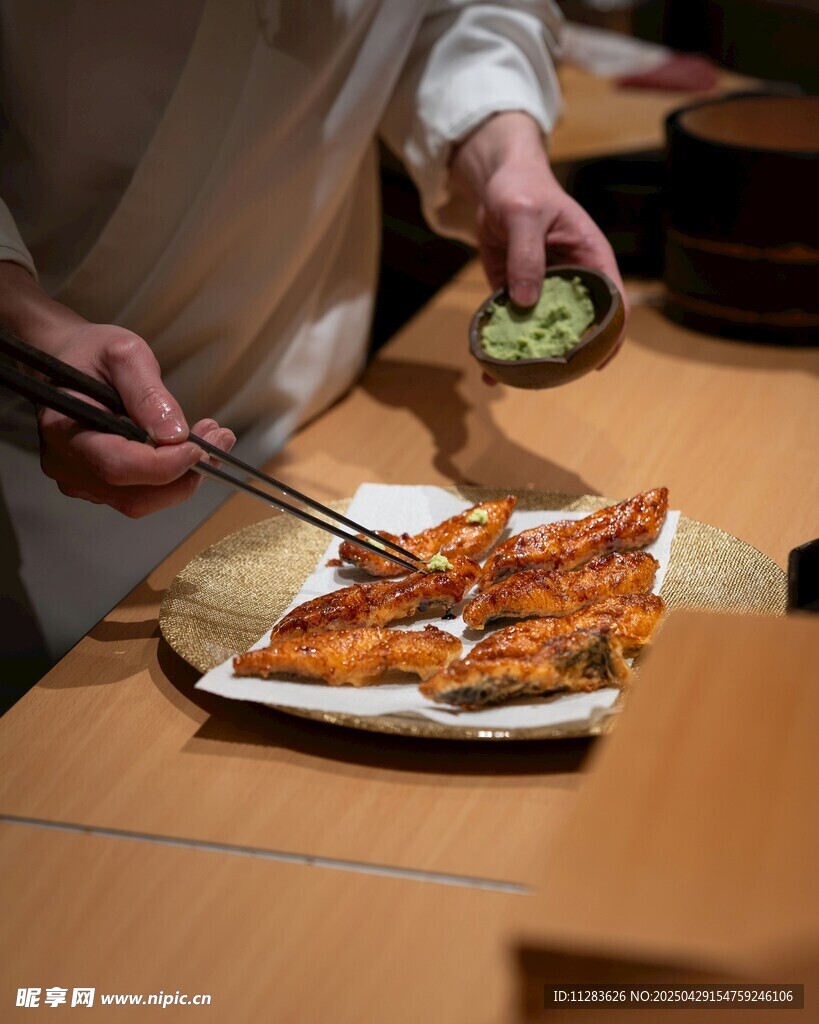 美味披萨正被夹取享用