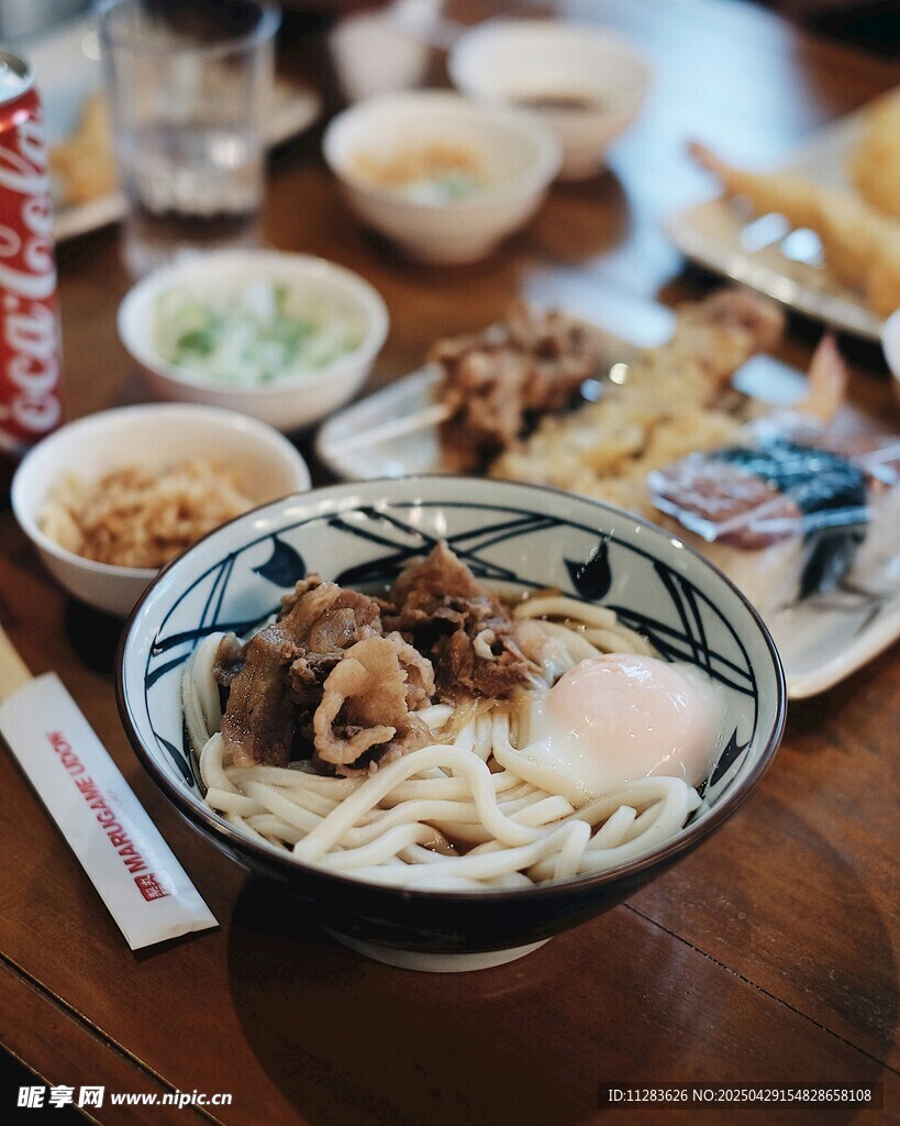 日式美食摆放在木桌上