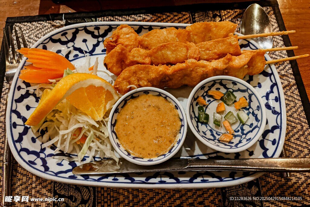 美味炸物拼盘配特色蘸料