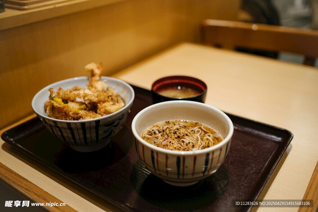 两碗美味日式料理