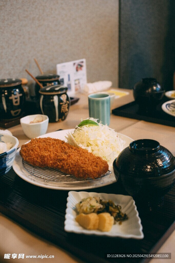 日式简餐摆放在木桌上