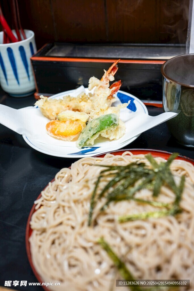 日式荞麦面与天妇罗套餐