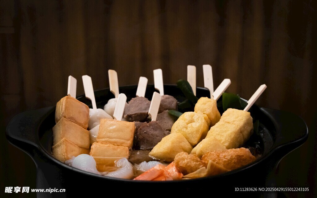 美味串串香诱人锅中煮