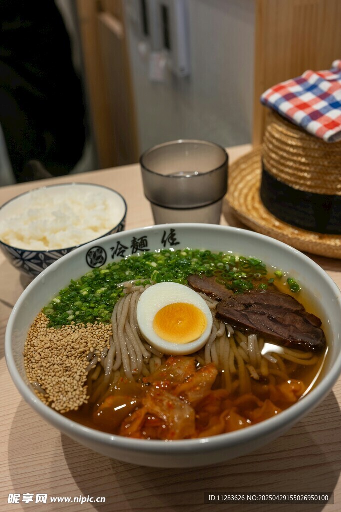 日式拉面配溏心蛋诱人