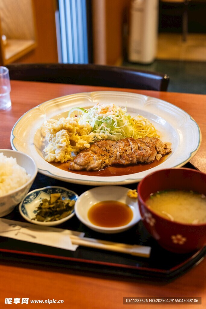 日式美味套餐摆放在桌前