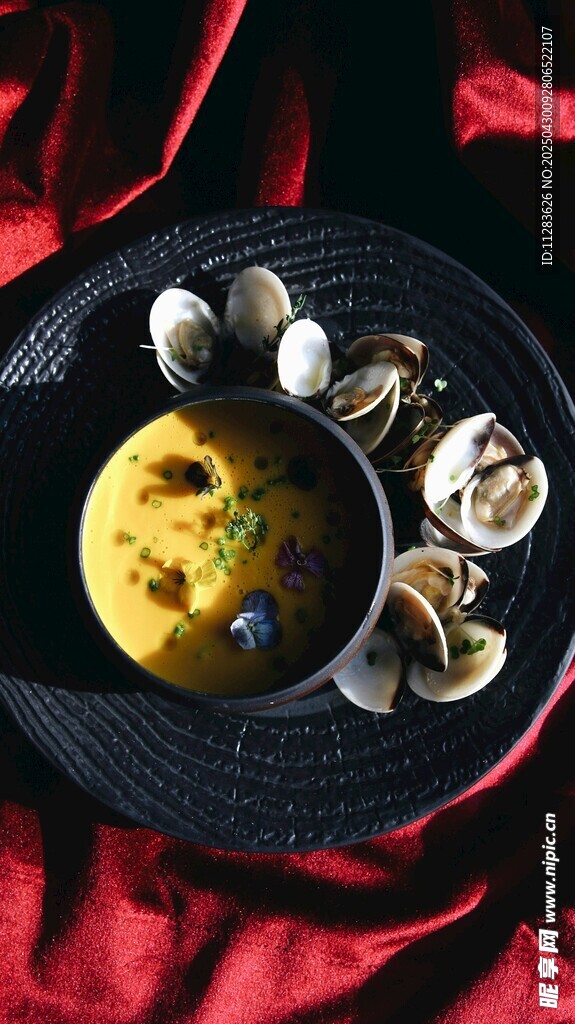 精致摆盘的美味海鲜料理
