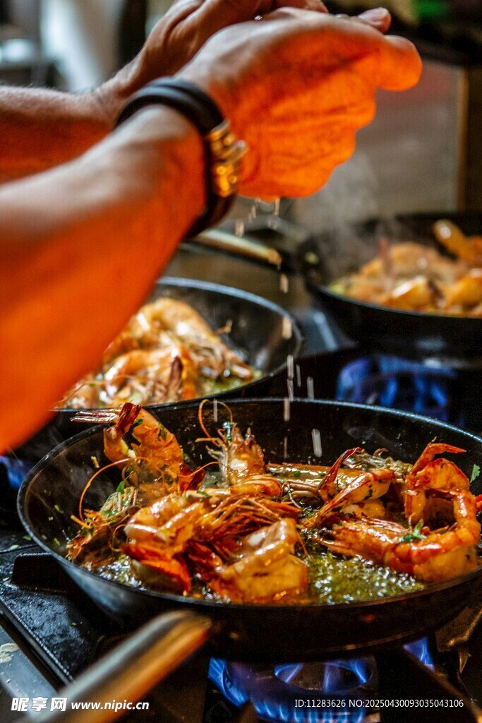 厨师烹饪美味多样菜肴