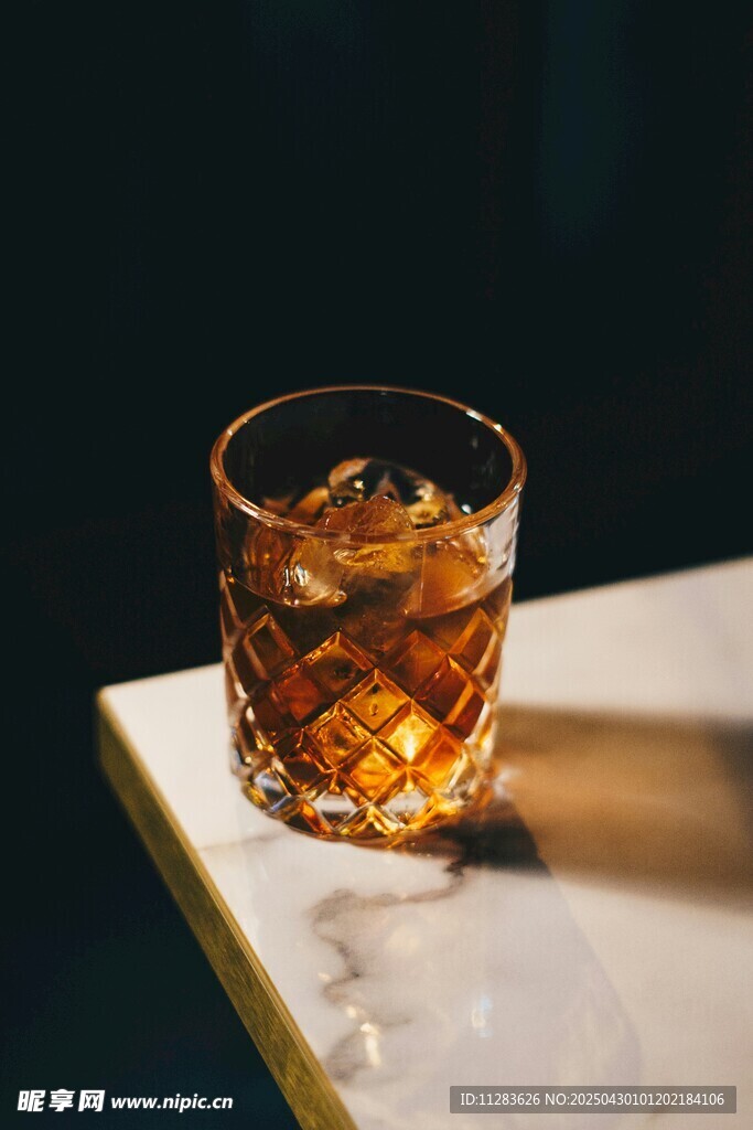 琥珀色威士忌配冰块