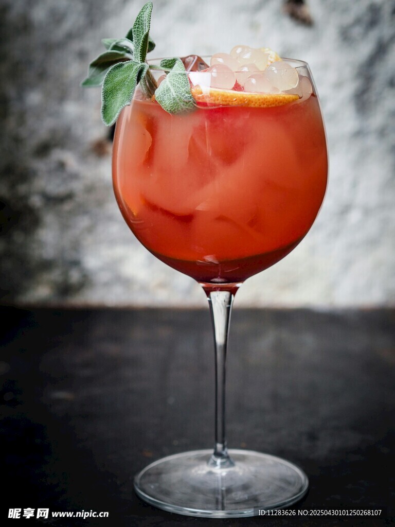 红色鸡尾酒配薄荷叶装饰