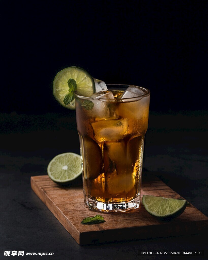 清凉冰茶配青柠片