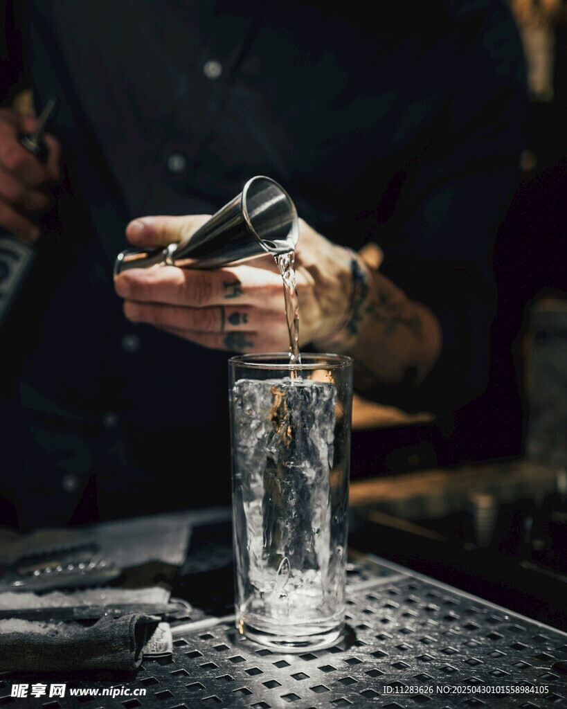 调酒师正在制作特色鸡尾酒