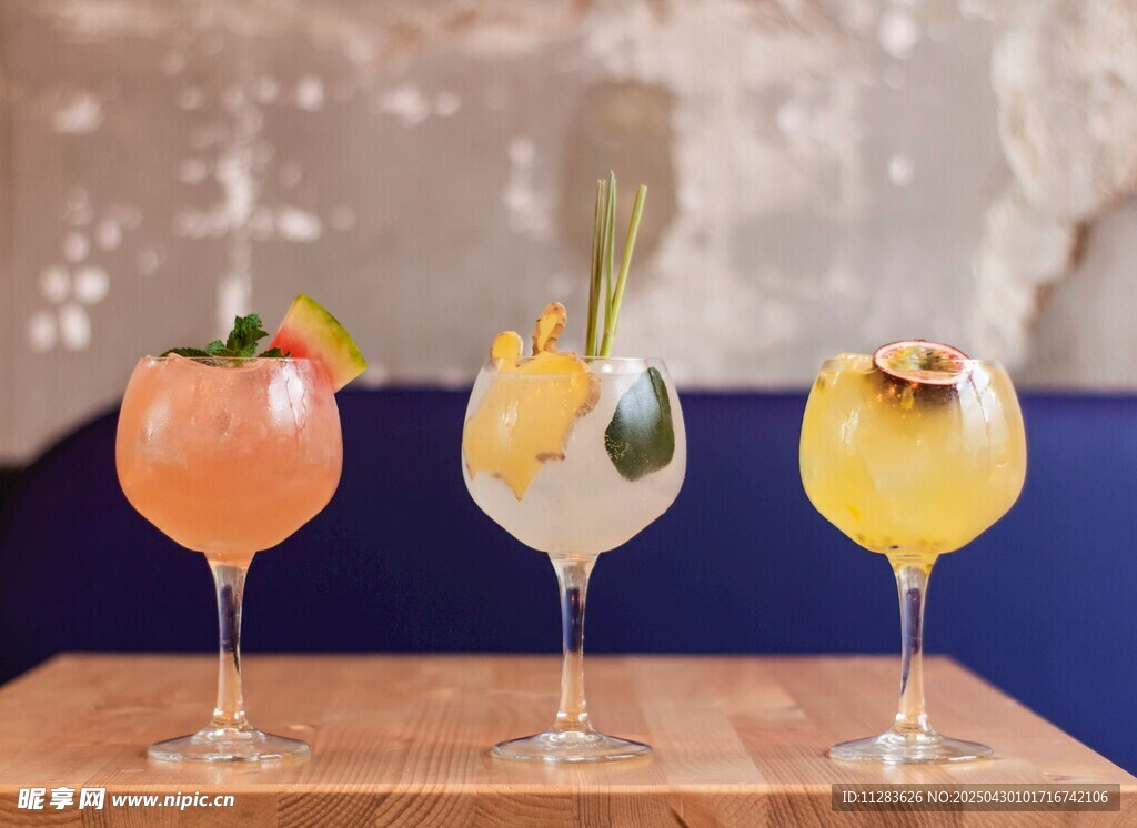 三色美味鸡尾酒展示