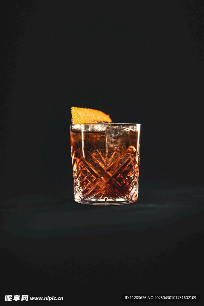 经典橙片装饰威士忌酒杯