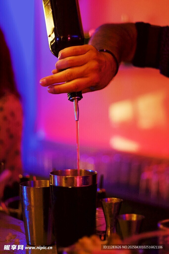 酒吧调酒师精彩倒酒瞬间