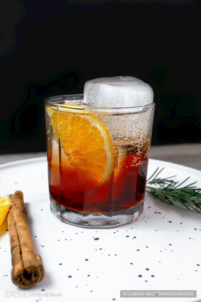 橙片点缀的特色鸡尾酒