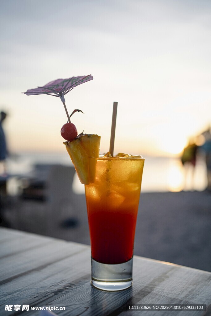 海滨夕阳下的美味鸡尾酒