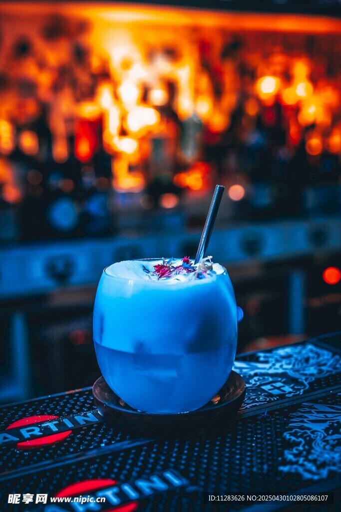 酒吧中的特色蓝色鸡尾酒