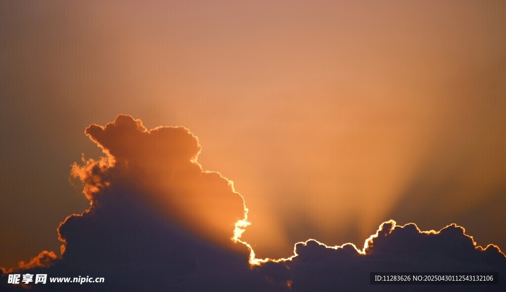 夕阳下的绚烂云彩