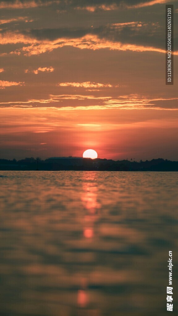 夕阳映水的美丽景致