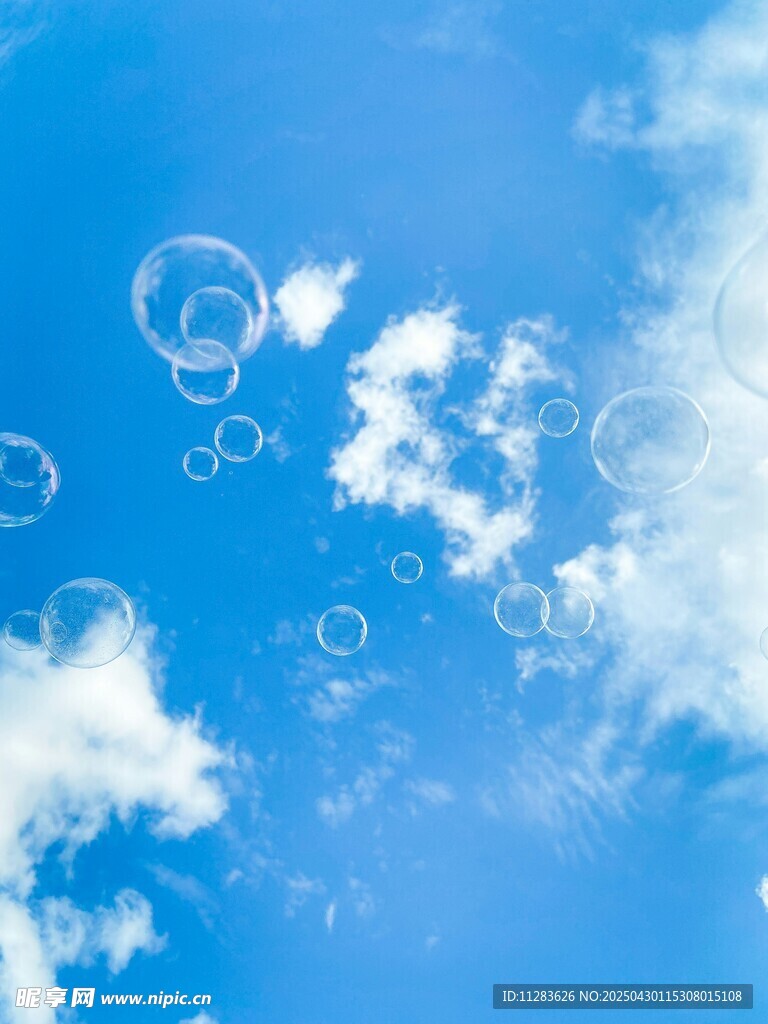 蓝天下的梦幻泡泡