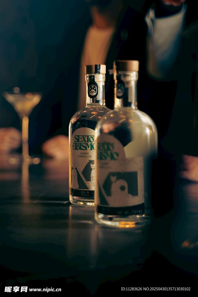 精致酒瓶与鸡尾酒杯