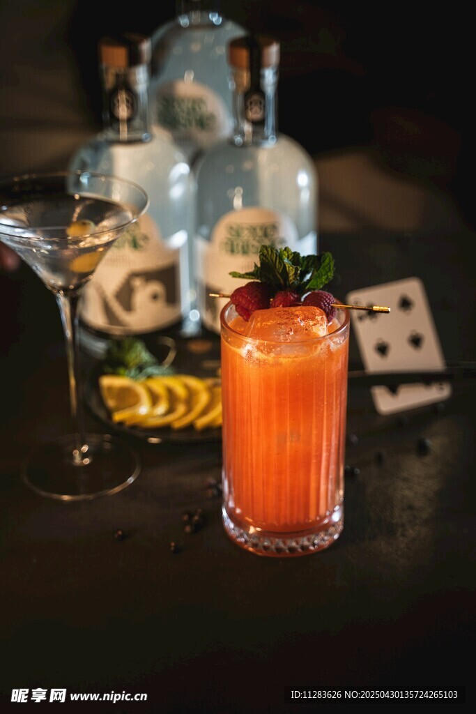 色彩鲜艳的特色鸡尾酒