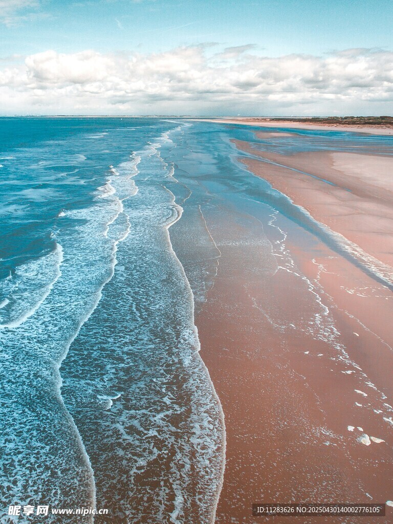 美丽海滩海浪与蓝天