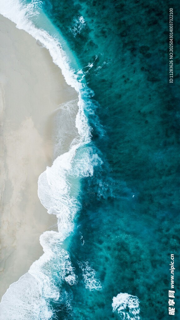 海边浪花与碧蓝海水景观