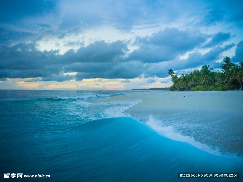 梦幻蓝色海滨美景