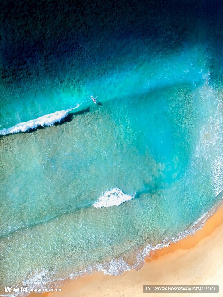 俯瞰碧海沙滩上的船只
