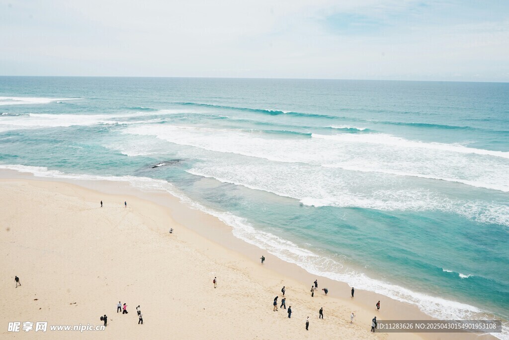 热闹的海滩景象