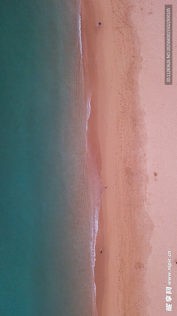 海边沙滩与碧蓝海水