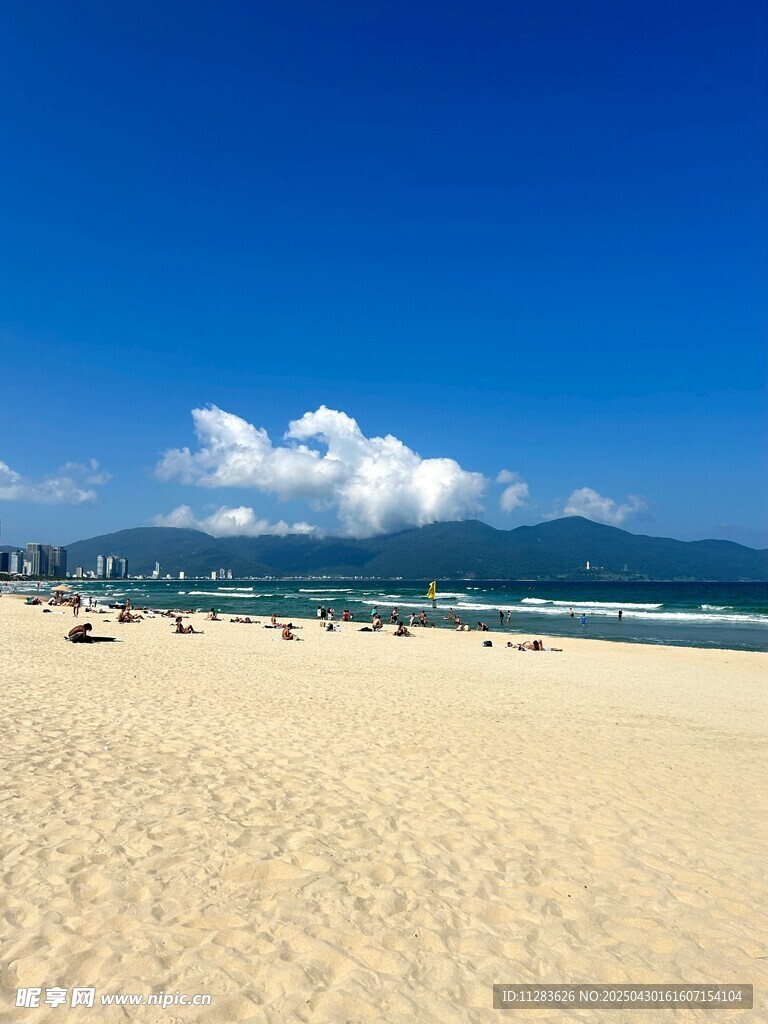 美丽沙滩与蓝天白云美景