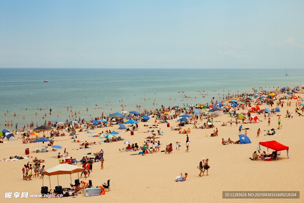 热闹的海滨沙滩度假场景