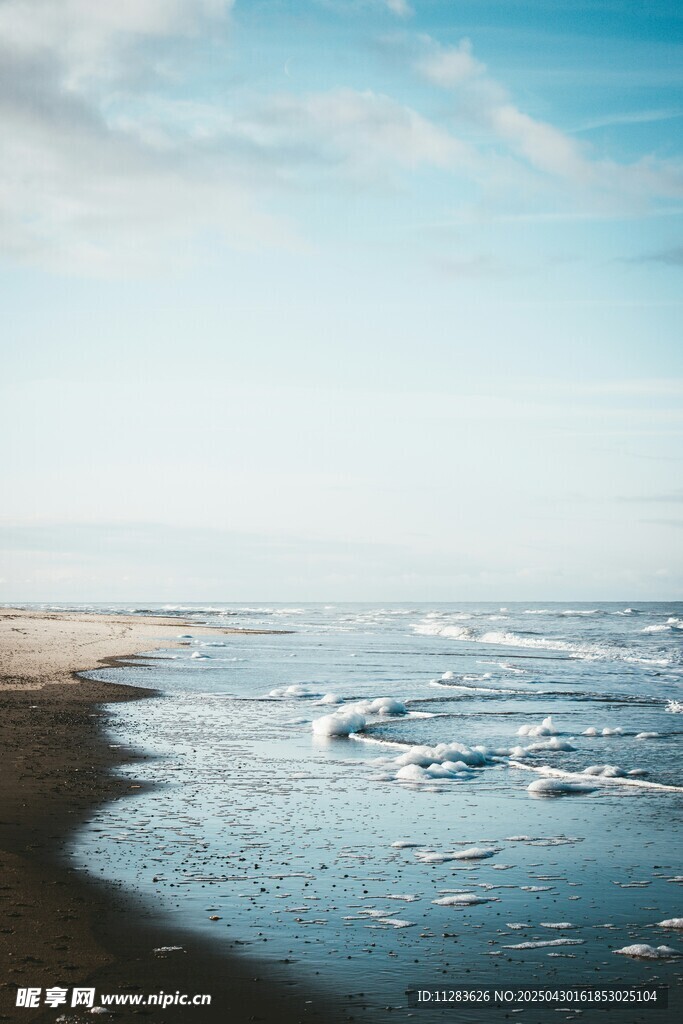 海边风景 海浪轻拍沙滩