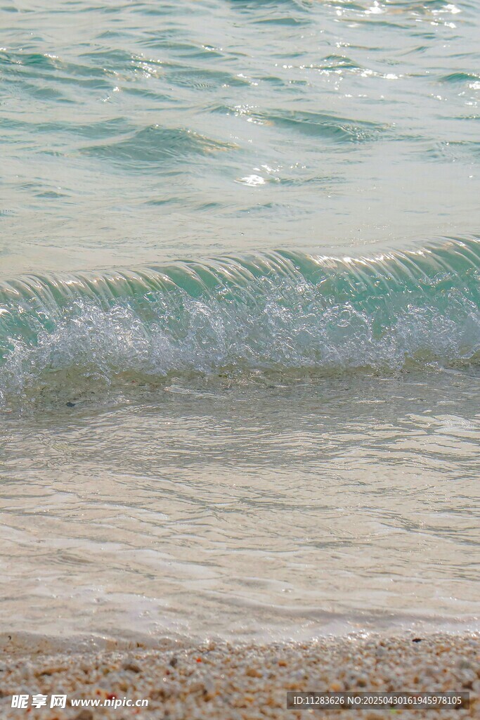 海边浪花轻拍沙滩景象